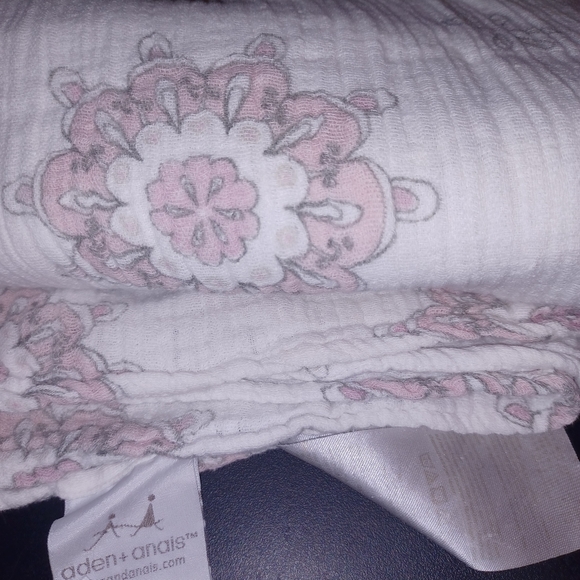 4 Cotten Baby Blankets - Picture 9 of 11